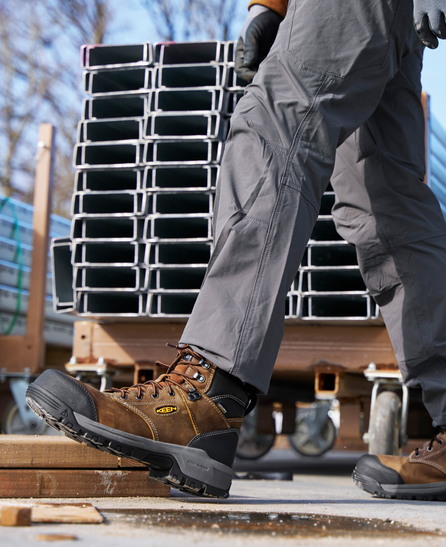 Keen Online | Men's CSA Evanston 6" Waterproof Boot (Carbon Toe) Bison/Black