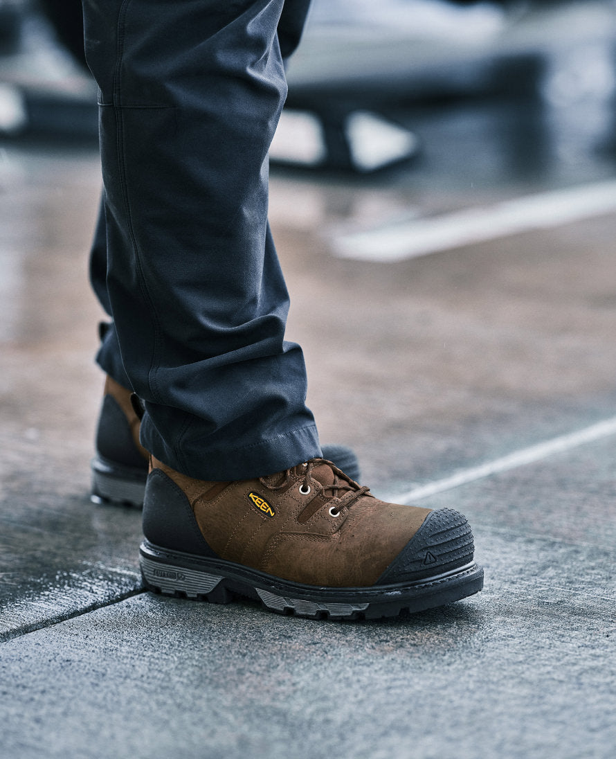 Keen New | Men's Camden 8" Insulated Waterproof Boot (Carbon Toe) Leather Brown/Black