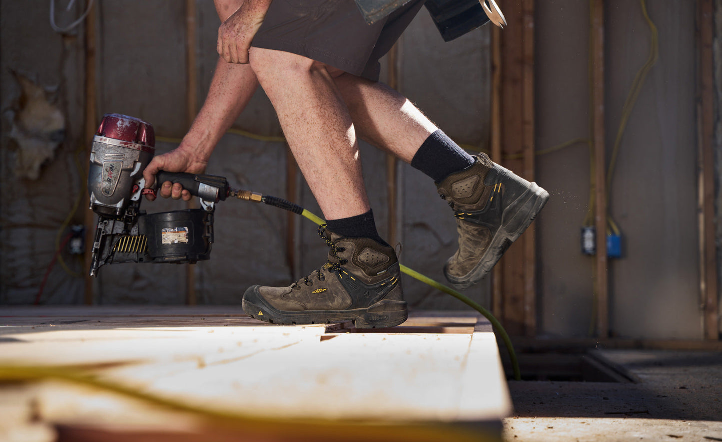 Keen US | Men's Dover 6" Waterproof (Carbon Toe) Dark Earth/Black