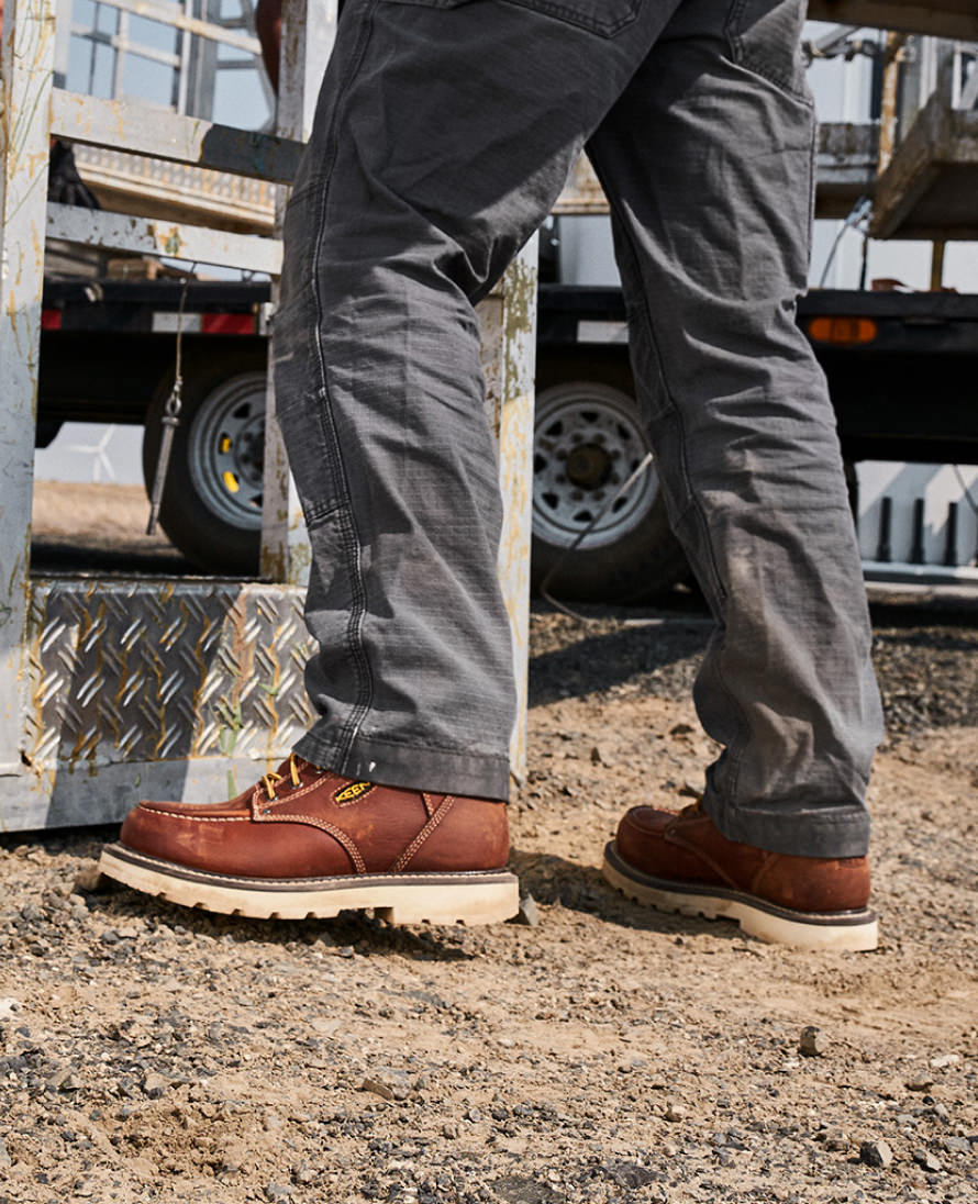 Keen Near Me | Men's Cincinnati 6" Waterproof 90° Heel Boot (Soft Toe) Tuscan Red/Sandshell