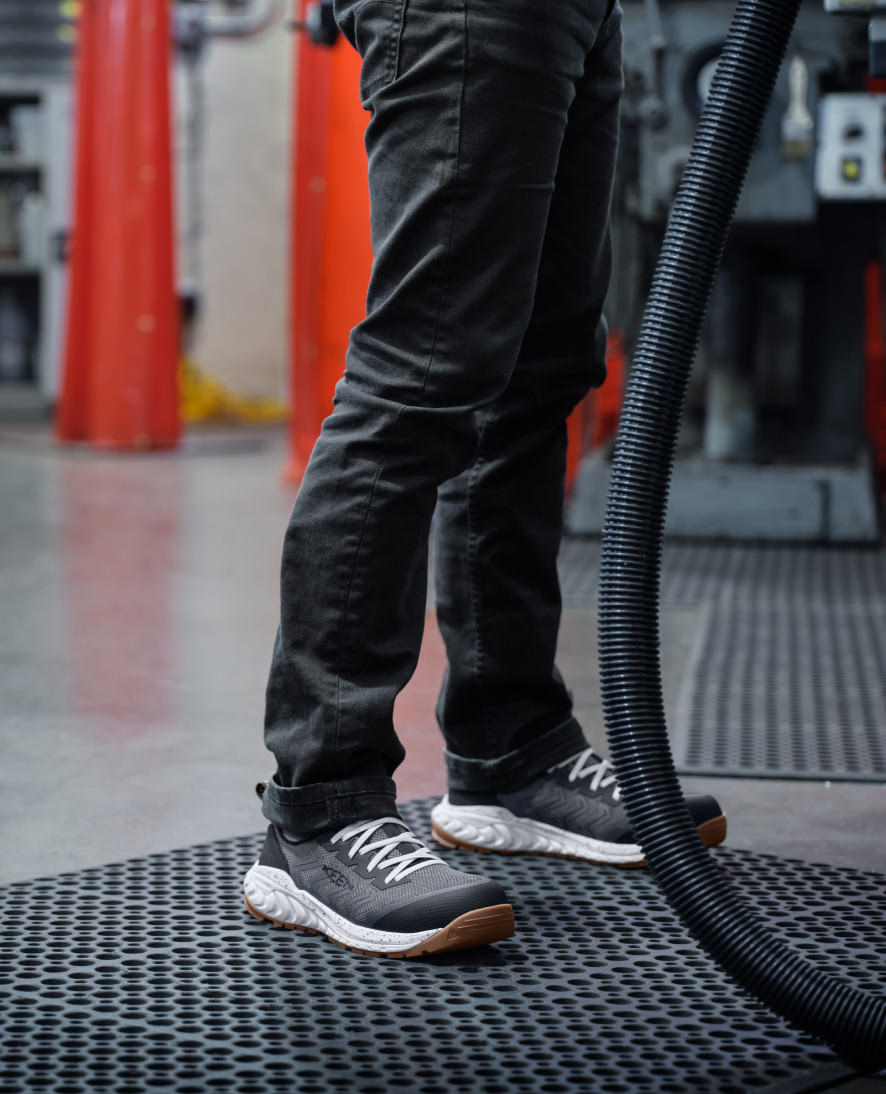 Keen On sale | Men's Arvada Shift Work Sneaker (Carbon Toe) Martini Olive/Black