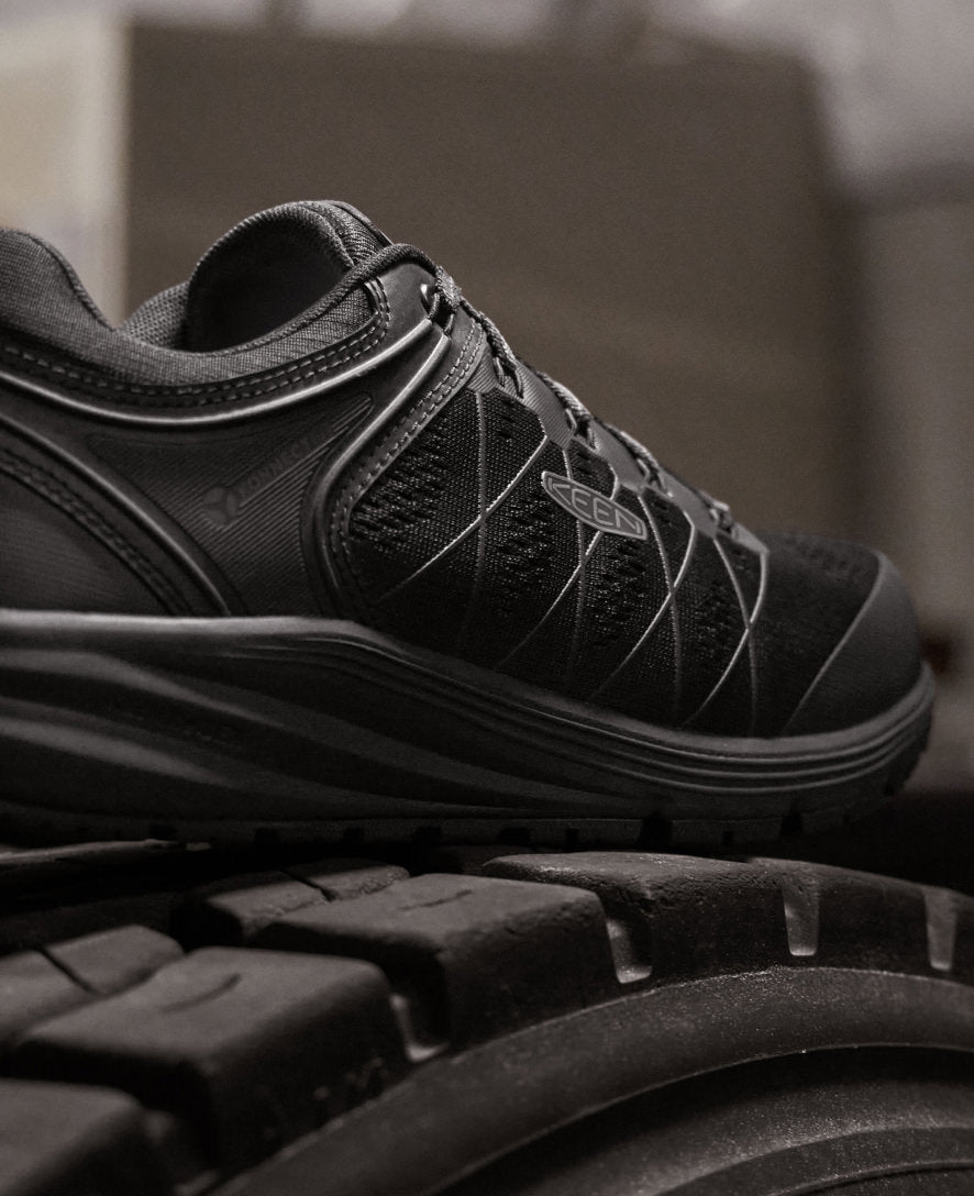 Keen Online | Men's Vista Energy (Carbon Toe) Black/Raven